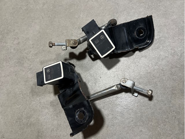 Датчик уровня положения кузова, задний A0105427717 MERCEDES