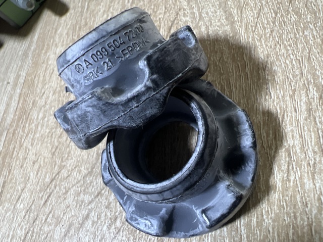 Подушка радиатора нижняя A0995047200 MERCEDES