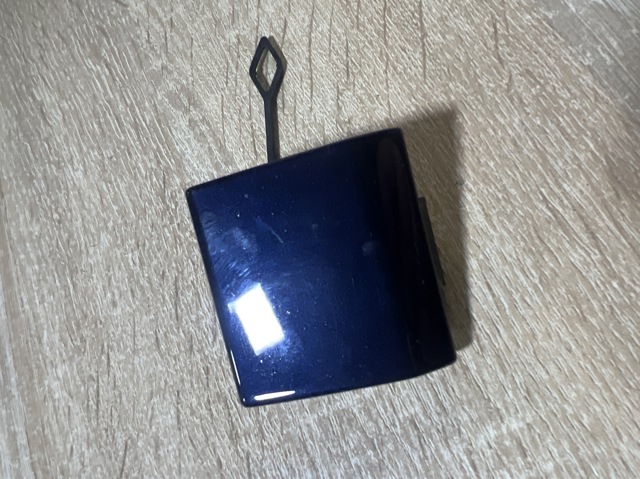 Заглушка буксировочного крюка в передний бампер A2038850026 MERCEDES