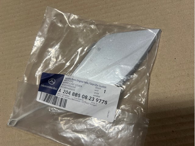 Заглушка бампера буксировочного крюка, задняя A20488508239775 MERCEDES