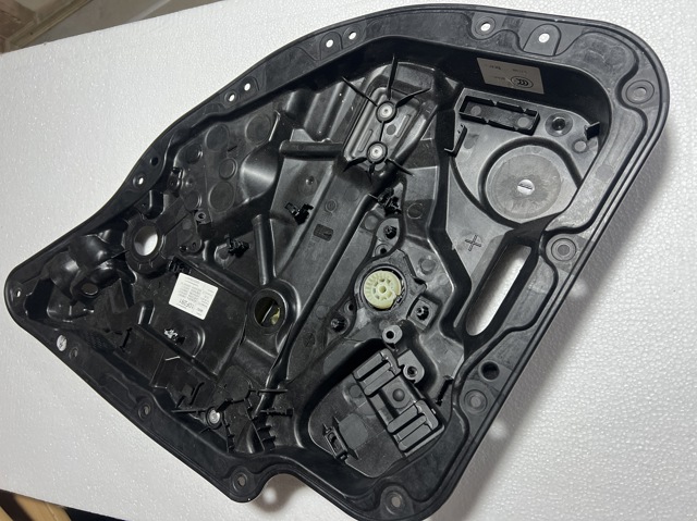  Механизм стеклоподъемника правой задней двери A2057308004 MERCEDES