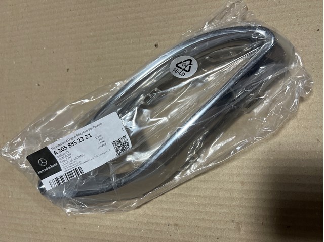 Молдинг бампера заднего, правый A2058852321 MERCEDES