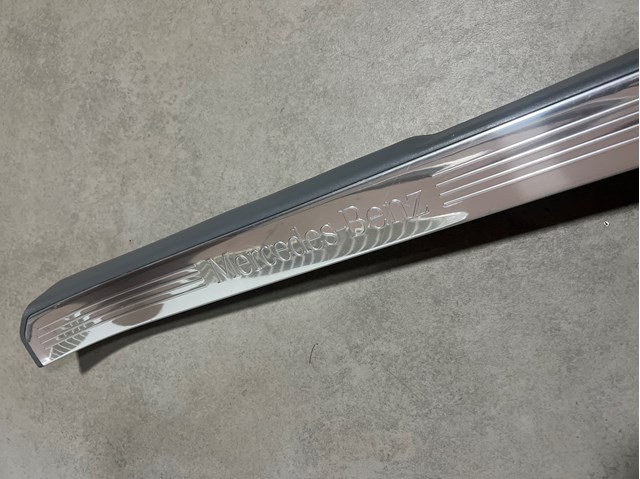 MERCEDES 2216800235 Накладка дверного порога внутренняя передняя правая в наличии Каменское