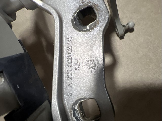 MERCEDES A2218800328 Петля капота левая в наличии Николаев