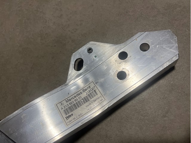 Кронштейн суппорта радиатора, верхний A2536210400 MERCEDES
