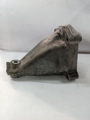 Кронштейн подушки (опоры) двигателя, левой A2712230904 MERCEDES