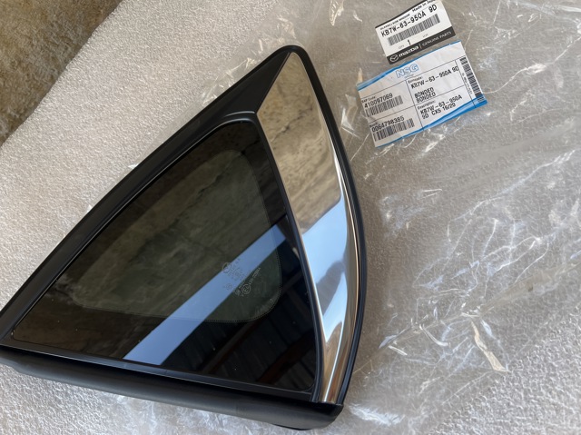 Стекло багажного отсека, левое KB7W63950A9D MAZDA
