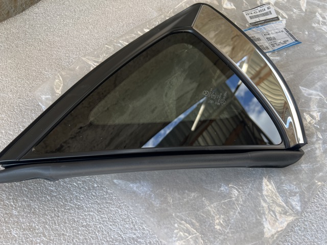 KB7W63950A9D Стекло кузова (багажного отсека) левое купить Тернополь
