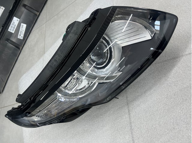 Фара передняя правая LR024264 LAND ROVER