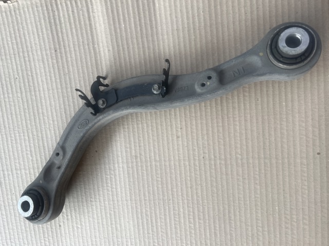 Балансир задний верхний LR037690 LAND ROVER