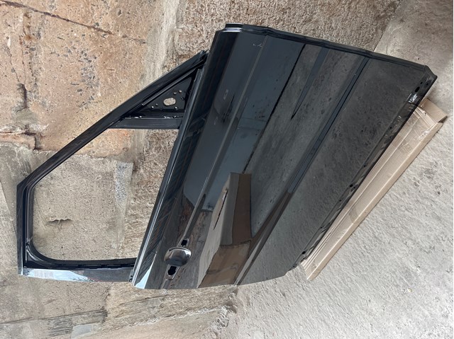 Пассажирская передняя дверь LR044226 LAND ROVER