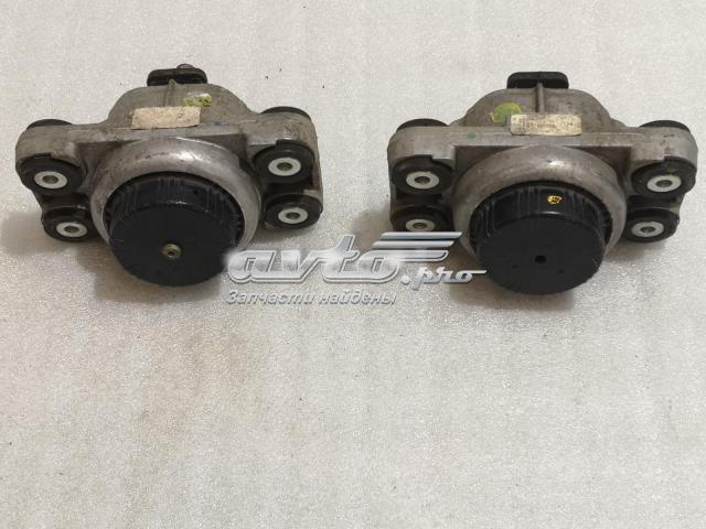 Подушка (опора) двигателя, левая LR058377 LAND ROVER