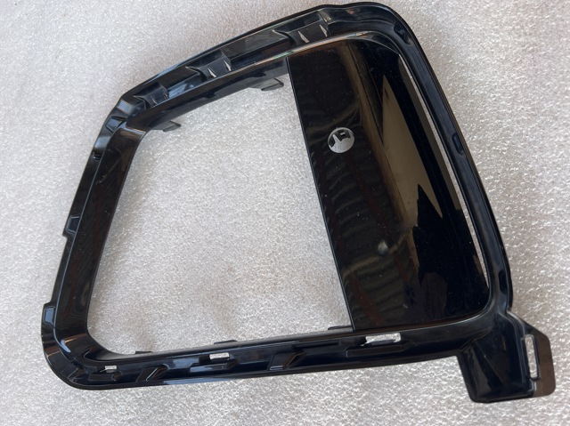 Молдинг решетки бампера переднего правый LR099793 LAND ROVER