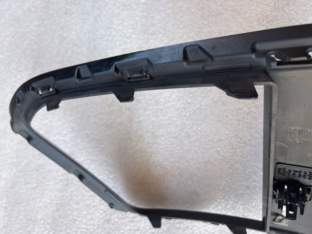 LR099793 Молдинг решетки бампера переднего правый купить Украина