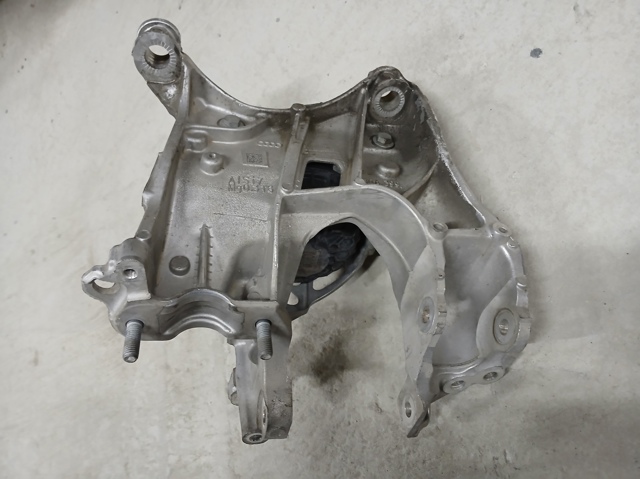 Кронштейн передней балки 80A399295K VAG