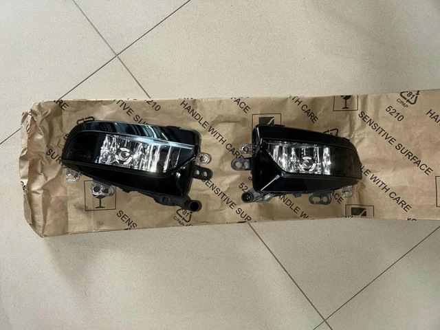 VAG 8V0941700C Фара противотуманная правая в наличии Ровно