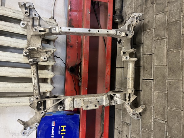 Поперечина передней подвески 4KE399313B VAG