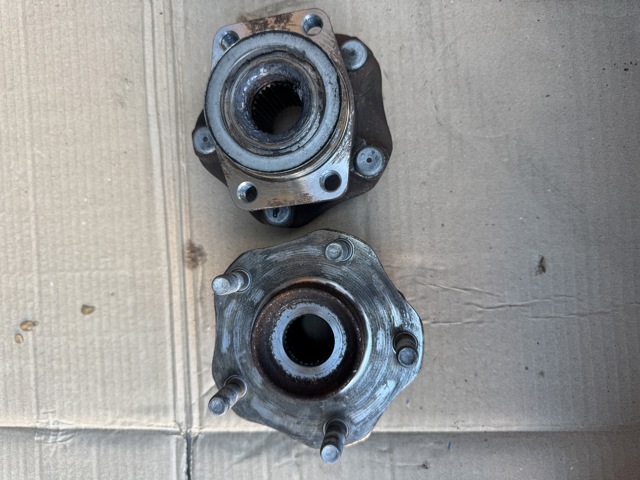 Ступица колеса передняя 402025SA1A NISSAN