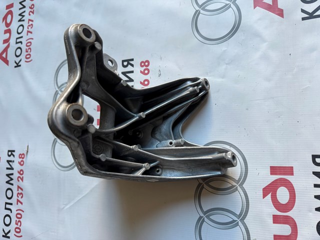 Кронштейн подушки (опоры) двигателя, правой 4M0199308CE VAG