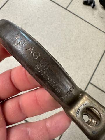 VAG 5Q0253725G Хомут глушителя передний в наличии Полтава