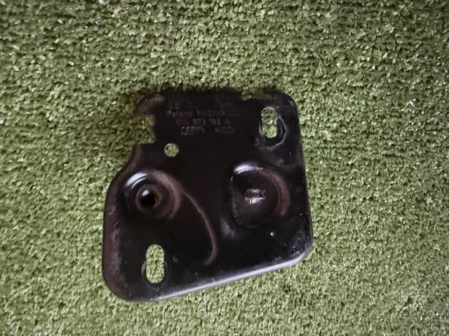 81A823186A VAG Стояк-крюк замка капота купить в Кривой Рог
