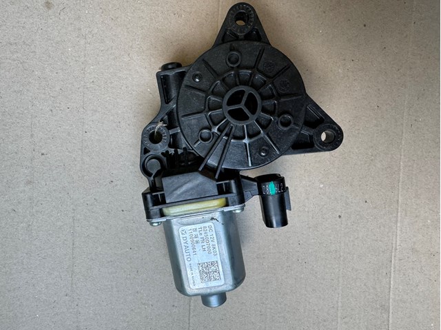 Мотор стеклоподъемника двери передней, левой 82450D7000 HYUNDAI