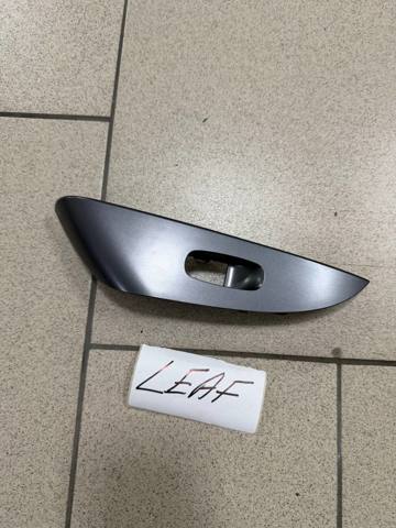 Накладка кнопки стеклоподъемника заднего левого 829613NF0A NISSAN