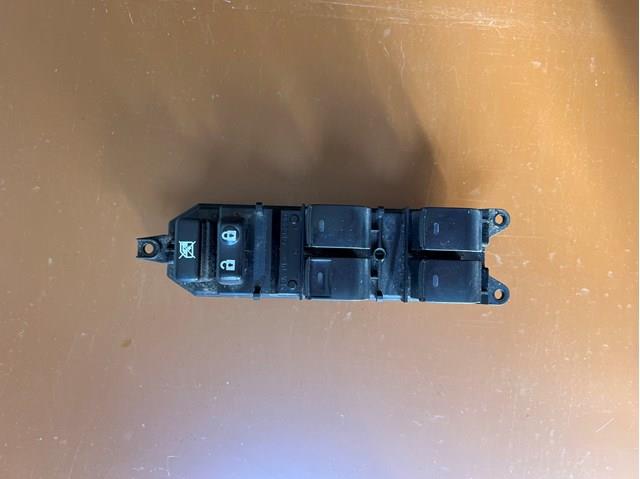 Кнопки переднего левого стекло подъемника 8404006020 TOYOTA