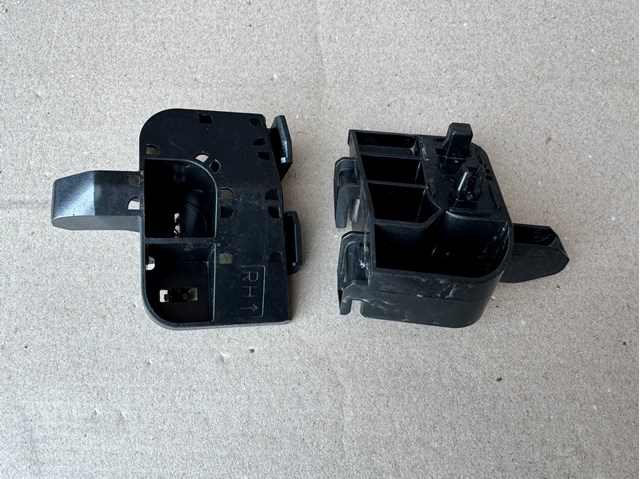 Правое крепление заднего бампера 852295SK0A NISSAN