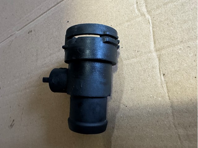 Фланец системы охлаждения 8K0122293F VAG
