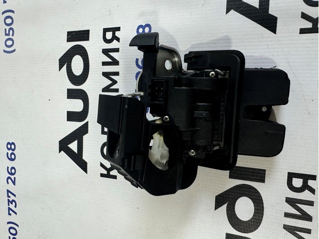 Замок пятой двери 8R0827505A VAG