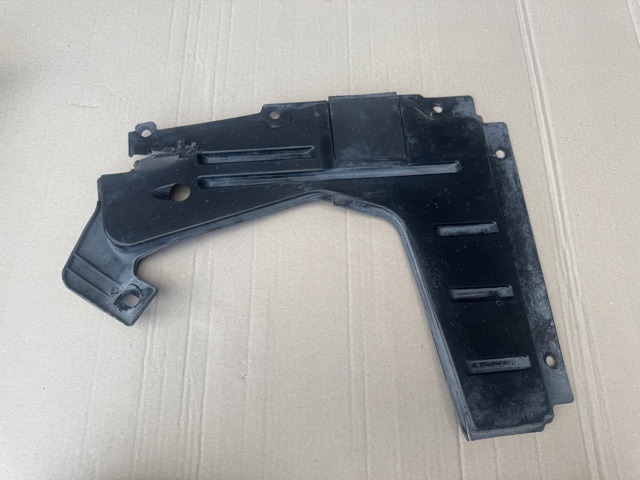 Защита днища, задняя правая 8U0825216B VAG