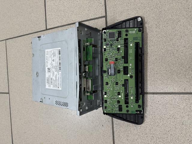 8U1035187A VAG Магнитола (радио AM/FM) купить в Харьков