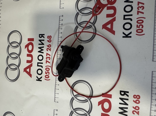Мотор-привод открытия лючка бака 8V0862153A VAG