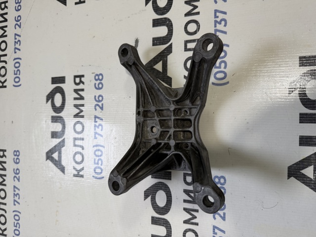 Крепление подушки коробки передач 8W0399118C VAG