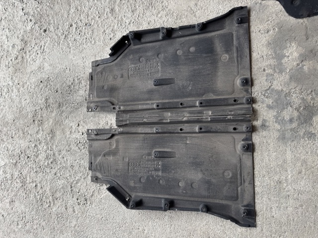 Защита днища, левая 8W0825207A VAG
