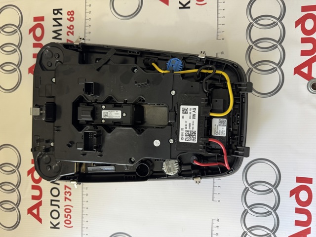 8W0947135AK6PS VAG Плафон освещения салона (кабины) купить в Ирпень