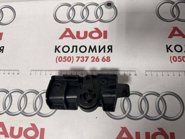 VAG 8W1823633C Кронштейн ручки открывания капота в наличии Ровно
