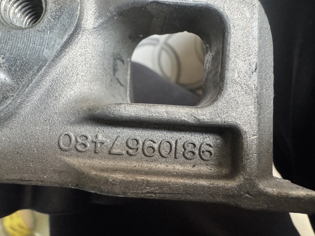PEUGEOT 9810967480 Кронштейн подушки (опоры) двигателя правой в наличии Винница