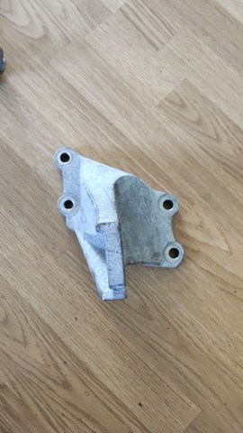 Кронштейн подушки (опоры) двигателя, левой 112533NA0A NISSAN