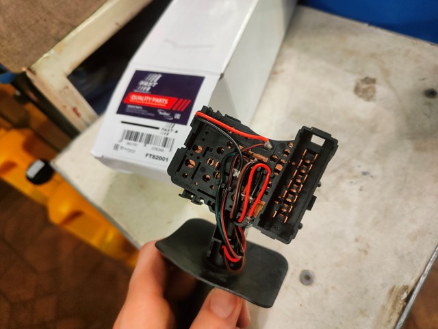 FT82001 Переключатель подрулевой левый купить Черновцы