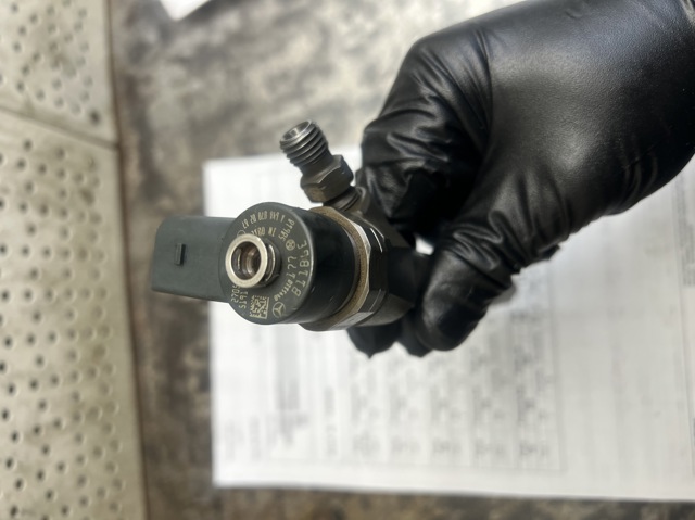 Форсунка дизельная в сборе 0445110177 BOSCH