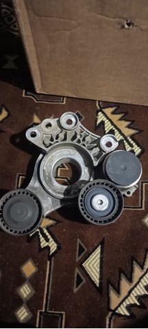 Натяжитель приводного ремня LR183649 LAND ROVER
