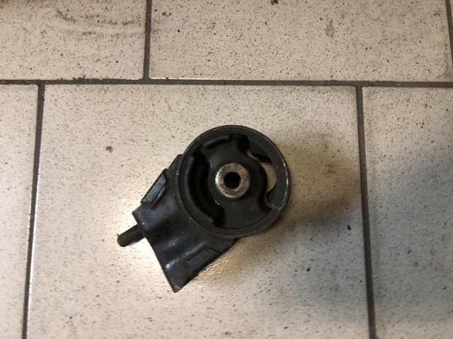 Подушка (опора) двигателя, передняя GJ2339050C MAZDA