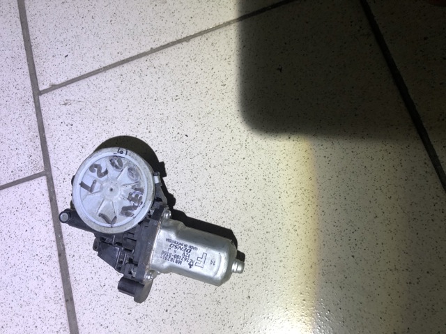 Мотор стеклоподъемника двери передней, левой MN182351 MITSUBISHI
