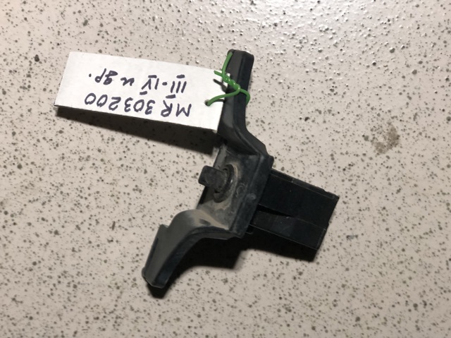 Личинка замка топливного бака MR303200 MITSUBISHI