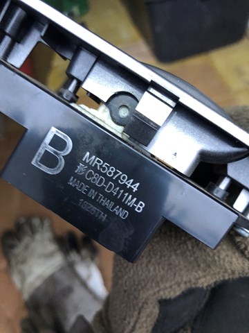Кнопочный блок управления стеклоподъемником передний правый MR587944 MITSUBISHI