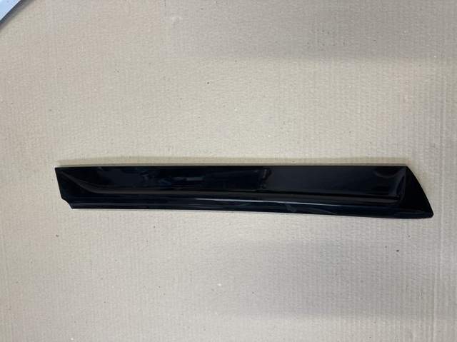 Накладка задней 3-й/5-й двери, правая 4M0854872A VAG