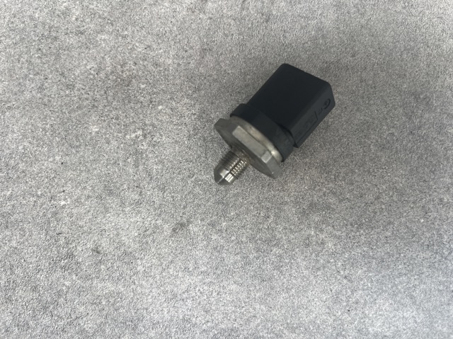 Датчик давления топлива 06J906051F VAG