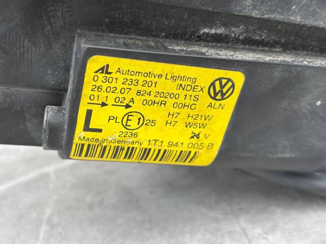 VAG 1307022688 Фара правая в наличии Украина